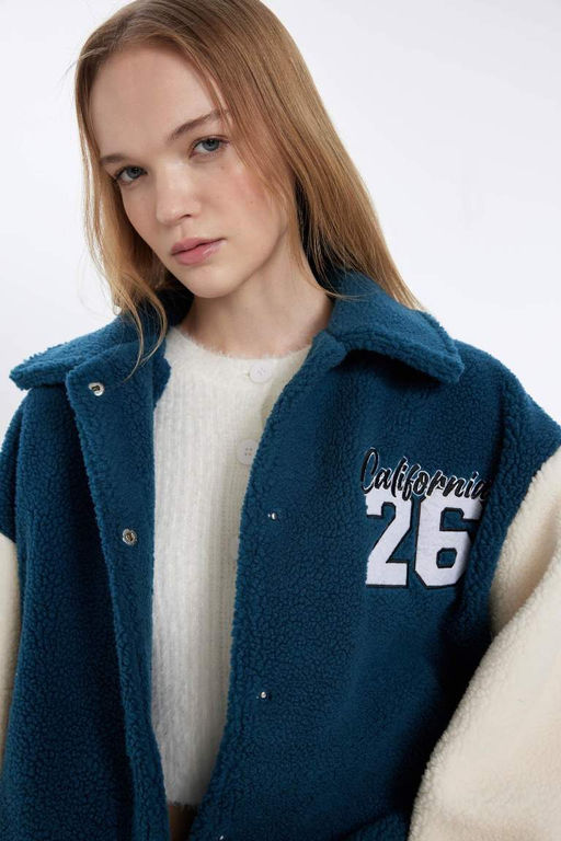 Плюшевая куртка-бомбер с карманами и карманами на кнопках с вышивкой поло большого размера - Defacto фото 9