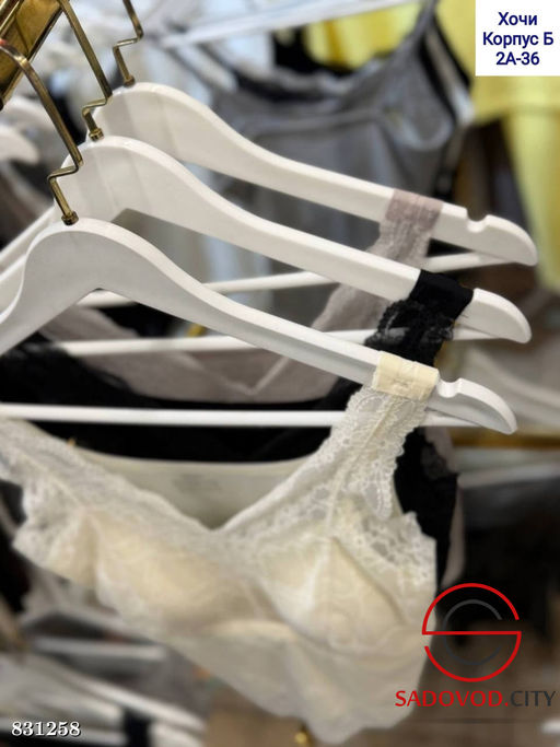 Майка с кружевами и встроенными чашечками