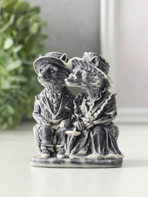 Сувенир "Лисы - Пара на диване" 8,3 см