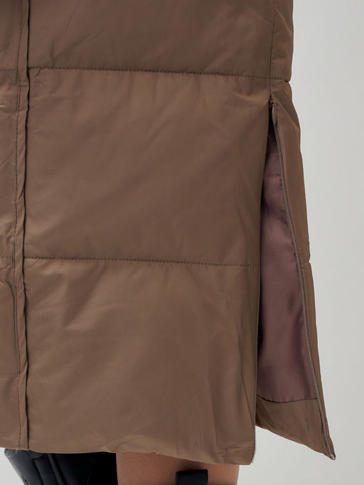 Пальто утепленное стеганное зимнее с капюшоном женское коричневого цвета 9606K