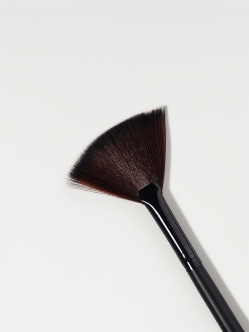 Цена за 2 шт. Кисть для макияжа, веерная, 16.5 (±1) см, чёрная