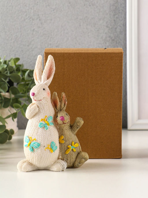 Фигурка полистоун Зайка с зайчонком вязанные с бабочками, цветами, 5?9.8?15 см