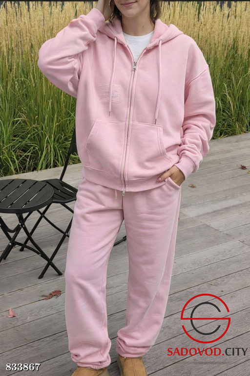 Спортивный женский костюм