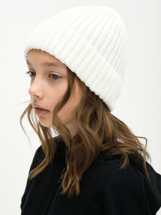 Молочная вязаная шапка