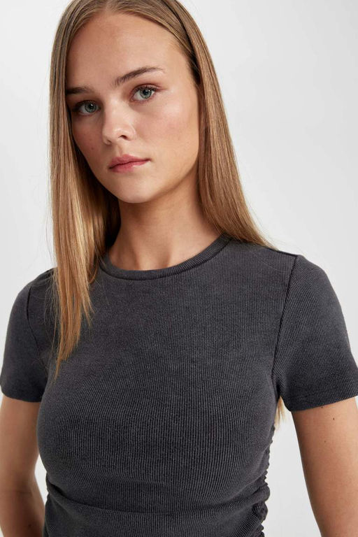 Приталенная футболка с короткими рукавами и сборками со сборками и эффектом выцветания - Defacto фото 3