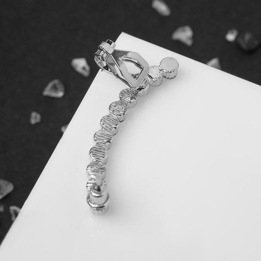 Серьга Кафф стразы в огранке, цвет белый в серебре - Queen fair фото 3