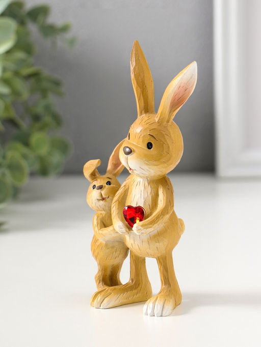 Фигурка полистоун Зайчик с малышом с красным сердцем в лапках, 13.5 см
