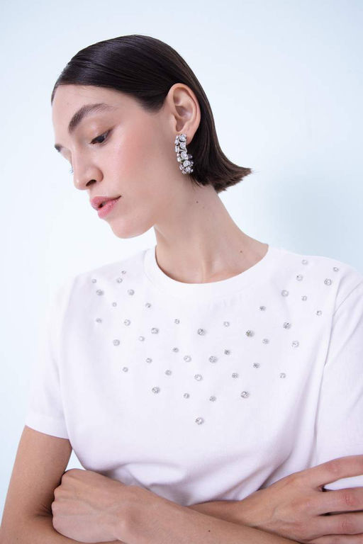 Женская повседневная футболка с короткими рукавами и круглым вырезом, украшенная камнями, стандартного кроя - Defacto фото 4