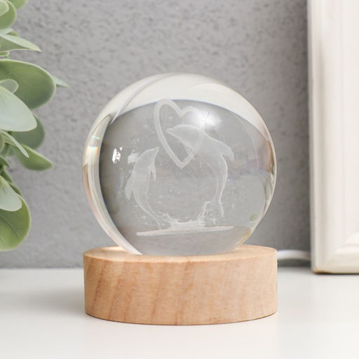 Световая фигурка стекло Шар. Голограмма: Два дельфина, d=6 см, подставка дерево, USB, 6.5?6.5?7.5 см