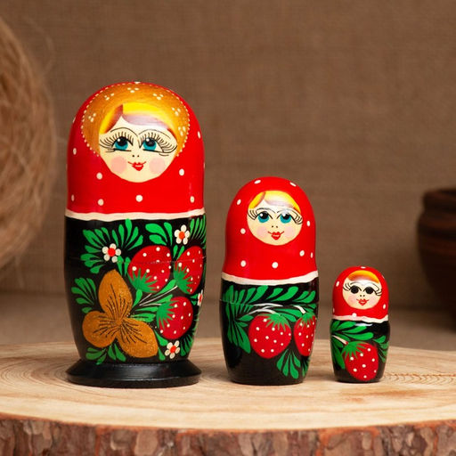 Матрёшка дерево «Земляничка», красный платок, 3 кукольная, 10-12 см