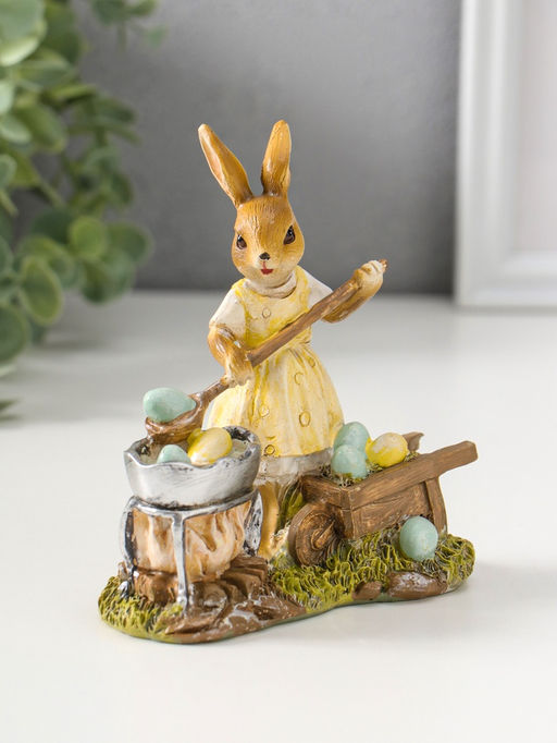 Фигурка полистоун Зайка в жёлтом платье, красит пасхальные яички, 12.5 см
