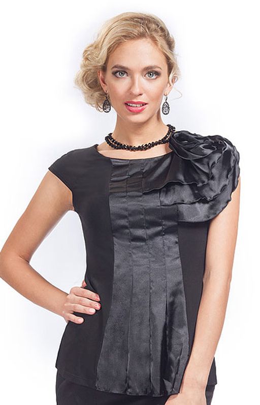 4379 блуза отделка атласом с эффектной розой на плече