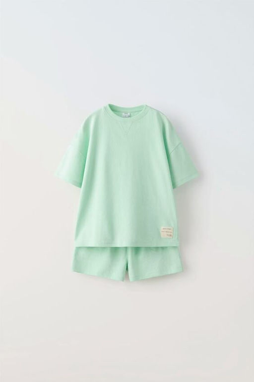 ETIKETLI T-SHIRT VE BERMUDA SORT TAKIM