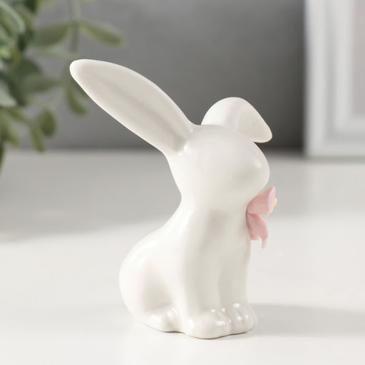 Фигурка керамика «Крольчонок с розовым цветочком», 6.8×4.8×7.9 см