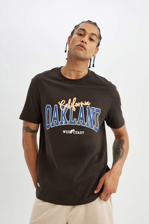 Футболка стандартного кроя с круглым вырезом и короткими рукавами с принтом