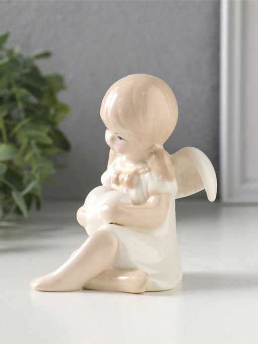 Сувенир керамика "Девочка-ангел в платьице с бантиком, держит сердце" 8,8х7,5х10,3 см