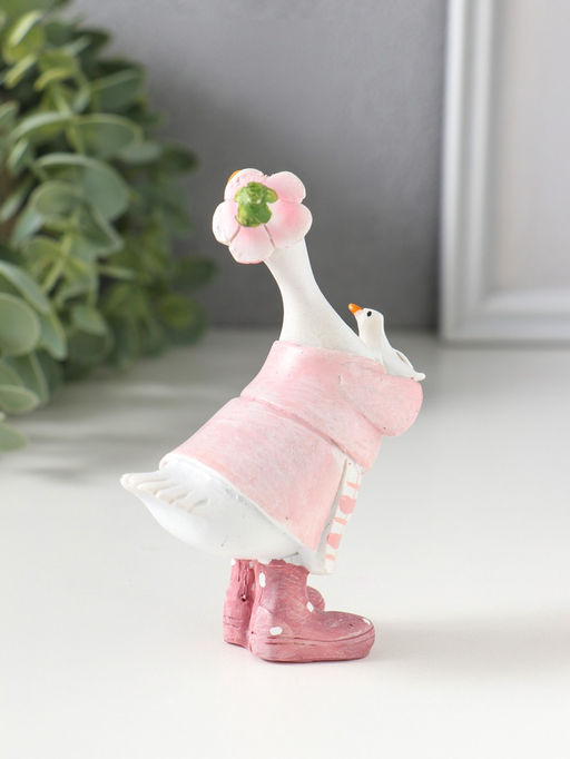 Фигурка полистоун «Гусыня в розовом платье с передником, с малышом», 6×4×9.5 см