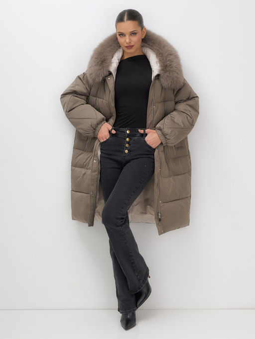 Пальто зимнее утепленное с мехом и капюшоном тренд коричневого цвета 7629K - Visdeer фото 2