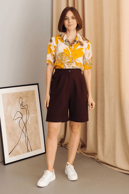 Светло-розовая рубашка с крупным принтом