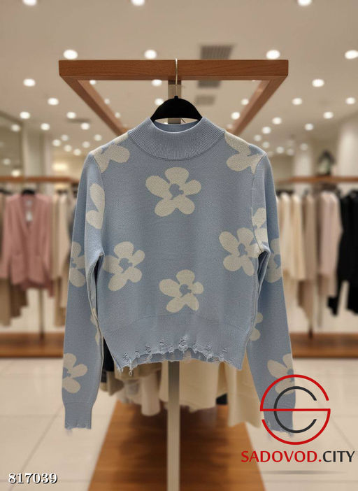 Теплый женский свитер с цветочками