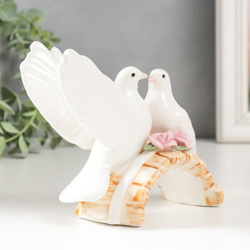 Фигурка керамика «Два белых голубя на мостике с розами», 9.5×12.5×6 см