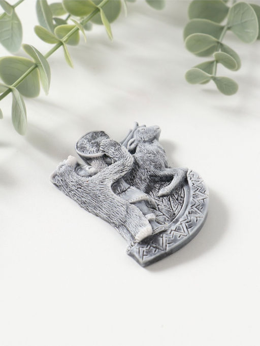 Магнит "Шаман в шкуре медведя с бубном и олень" (барельеф) 7,5см