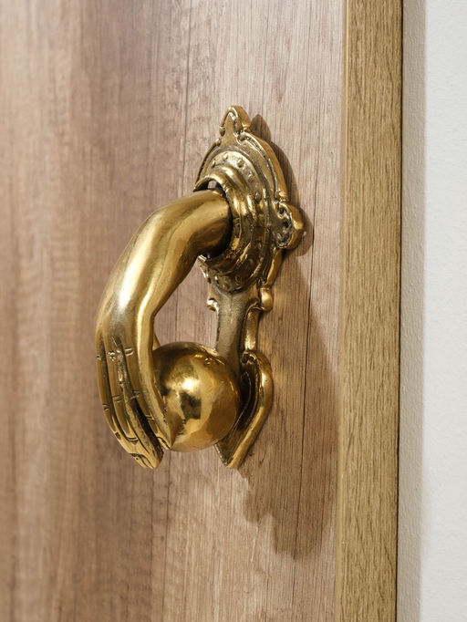 Дверной молоток "Рука с шаром" 10х16х7 см