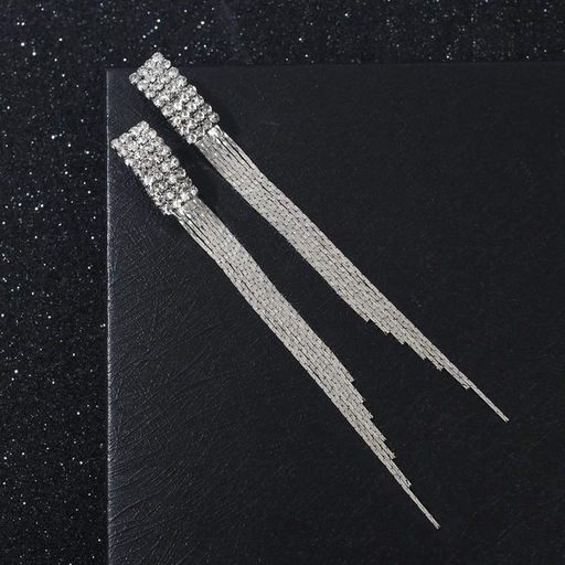 Серьги висячие со стразами Голливуд прямой ряд, цвет белый в серебре, 7 см