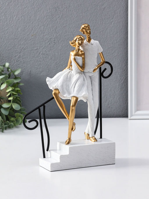 Сувенир полистоун "Парочка стоит у перил" бело-золотой 5,5х20х26,5 см