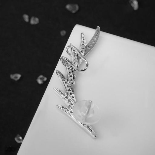 Серьга Кафф перо стразы, цвет белый в серебре - Queen fair фото 3