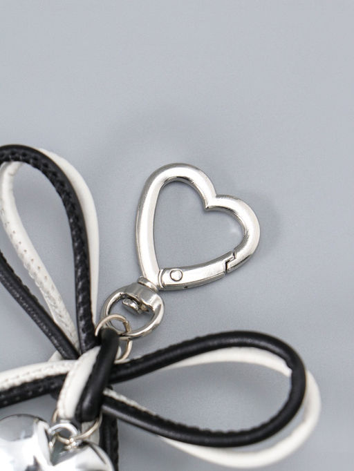 Брелок на карабине "Двойной бант с сердцем" бело-чёрный 14х9х1,5 см