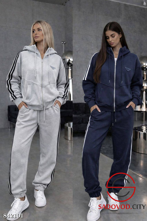 Спортивный женский костюм