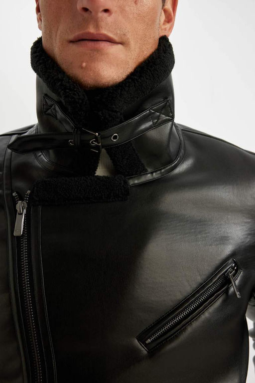 Водоотталкивающая приталенная куртка из искусственной кожи приталенного кроя на подкладке с карманами на молнии - Defacto фото 8