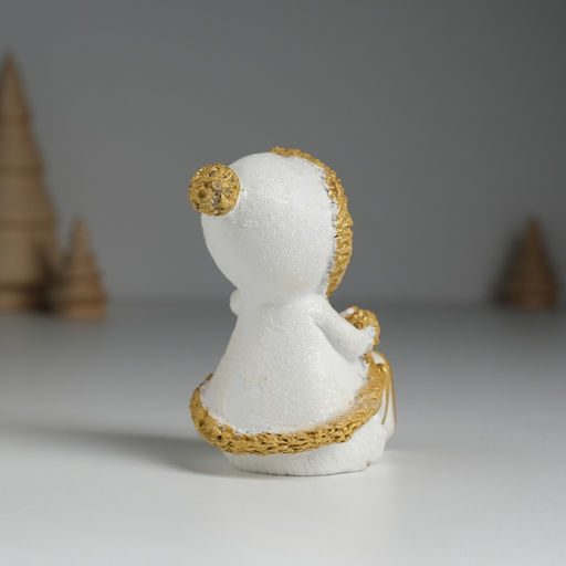 Фигурка полистоун Малышка в белой шубке, с сердечком сидит, 5?5.5?8 см