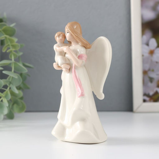 Сувенир керамика "Ангел в белом с ребёнком на руках" 7,3х4,4х11,5 см