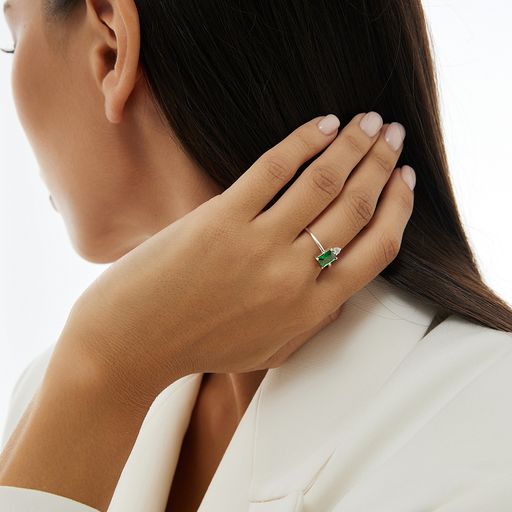 Серебряное кольцо с зеленым фианитом "Энергия"