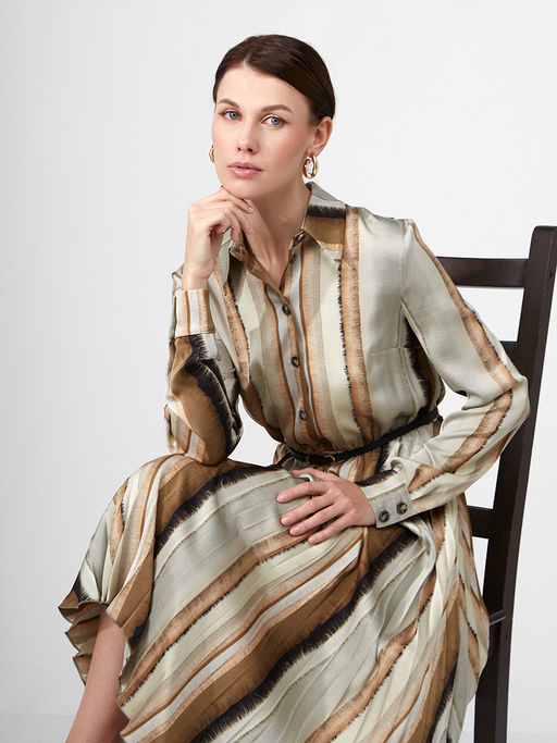 Платье из принтованной атласной ткани