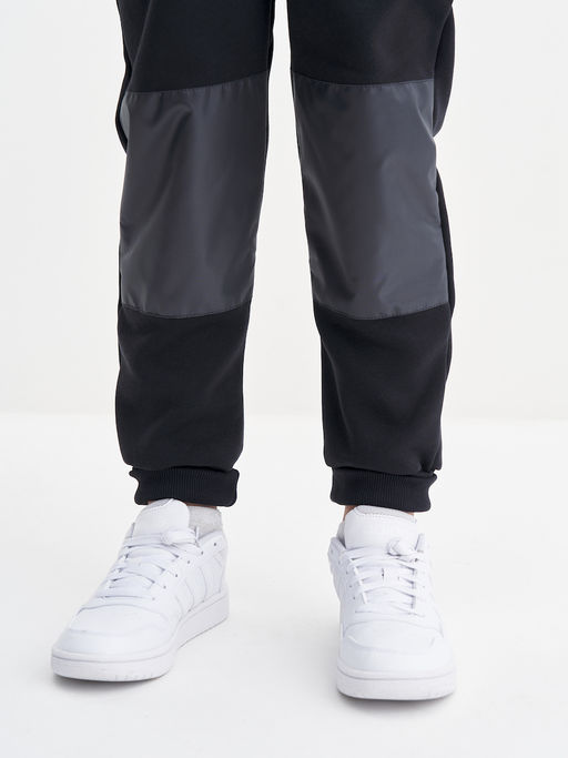 Черный комбинезон с наколенниками для мальчика