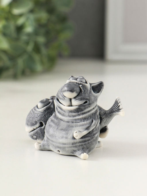 Сувенир "Кот с большой рыбиной" 4,8 см