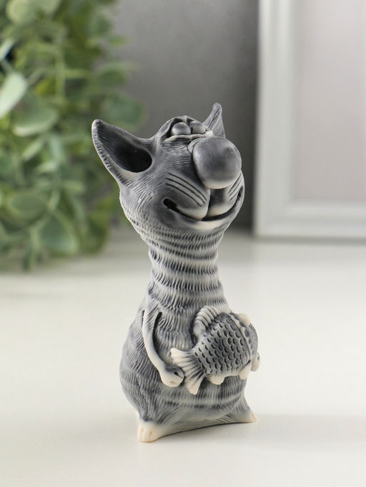 Сувенир "Кот худой с рыбой" 9,5 см