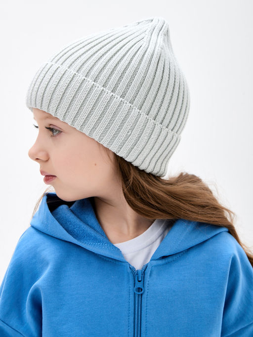 Светло-серая вязаная шапка