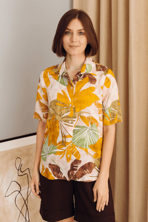 Светло-розовая рубашка с крупным принтом