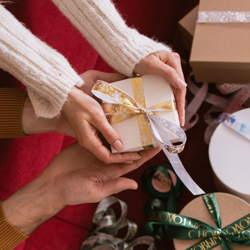 Лента атласная «Белые снежинки», 15 мм, 23±1 м, золотая