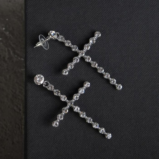 Серьги со стразами «Крестики» с делениями крупные, белые в серебре