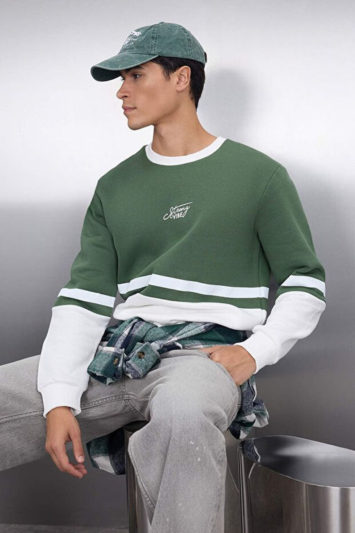 Haki Regular/Normal Kesim Uzun Kollu Bask_l_ Panelli Sweatshirt TMNAW23SW00140 - Trendyolmilla фото 2