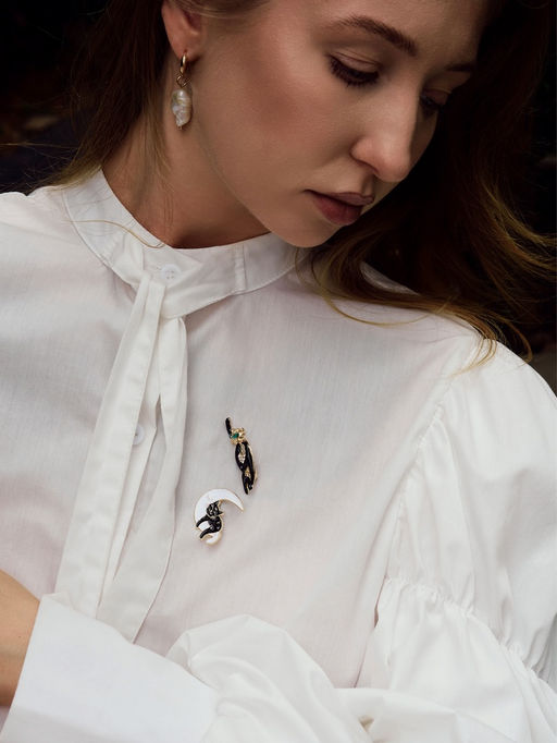 Значок Кот на Луне, цвет чёрно-белый в золоте