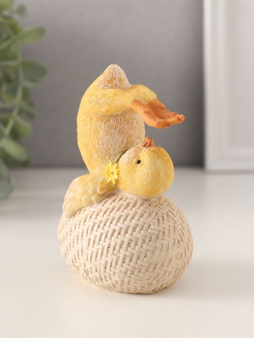 Фигурка полистоун Цыплёнок на яйце: йога, 7.5?5.5?11 см