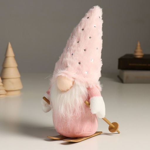 Кукла интерьерная текстильная Гном в розовом с лыжными палками на лыжах, 24 см