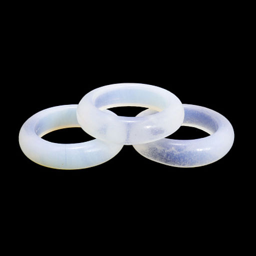 Кольцо из камня гладкое Лунного притягивает удачу и счастье в личной жизни размер d-17мм