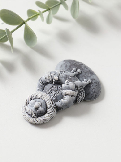 Магнит "Девочка с олененком" (барельеф) , 7,5см